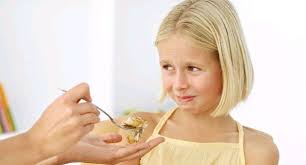 niña comiendo